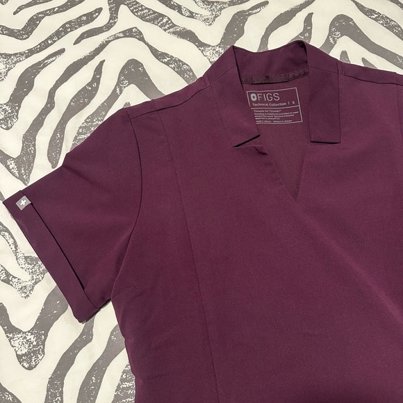 FIGS Inala Slim Scrub Top size S in Burgundy - Picture 2 of 3